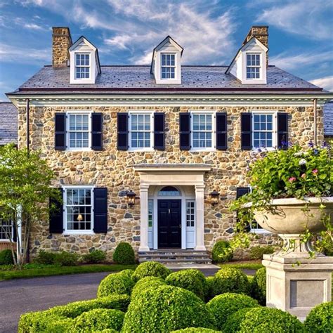 Colonial Style Building 的图像结果