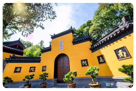 鸡鸣寺始建于西晋，是南京最古老、香火最旺的佛寺之一