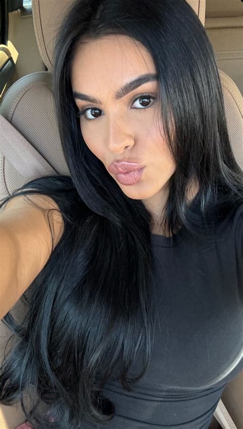 Pin by Vitória Ribeiro on Cabelos in 2025 | Black hair makeup, Jet black hair, Brown eyes black hair