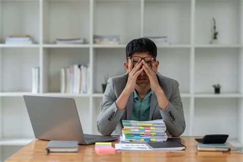 Reklama Theraflu i prawo pracy. Czy Polacy boją się pójść na L4?