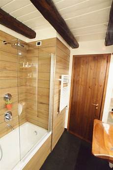 rivestimento bagno effetto legno bagno di montagna con rivestimento doccia vasca con doghe rivestimento bagno effetto legno bagno di montagna con rivestimento doccia vasca con doghe