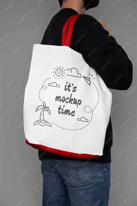Premium PSD | Man carrying tote bag mockup with grey background