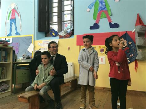 Genaro Alonso visita la escuela de Cué (Llanes), donde se han invertido ...