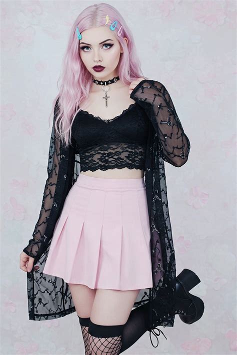 PINK GOTHIC pastel goth style | Viso femminile, Carnevale, Ispirazione