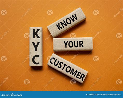 Kyc Conoce a Su Cliente. Cubos De Madera Con Kyc De Palabra. Fondo Rojo ...