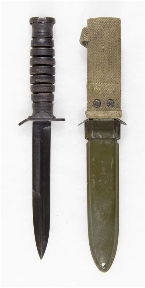 Lot - BLADE-MARKED CAMILLUS M3 FIGHTING KNIFE WITH M8 SCABBARD