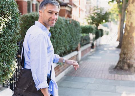 Businessman Walking 的图像结果
