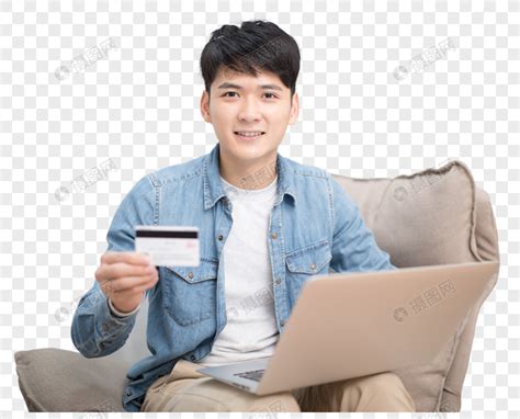 拿着银行卡使用电脑网购的男性高清图片下载-正版图片500709036-摄图网