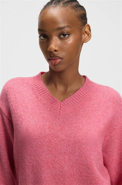 HUGO - V-neck sweater in a wool blend with logo detail - Pink