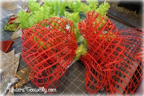 Christmas Wreath Using 10 Deco Mesh 的图像结果