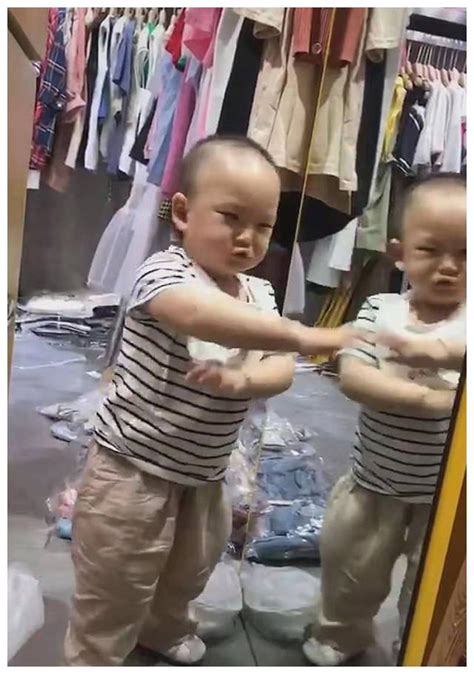 “最暴躁宝宝”意外走红，与镜子里的自己干架，网友：最多打平手