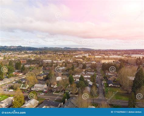 Un Suburbio En Estados Unidos, Una Ciudad Desde Arriba Al Amanecer O Al ...