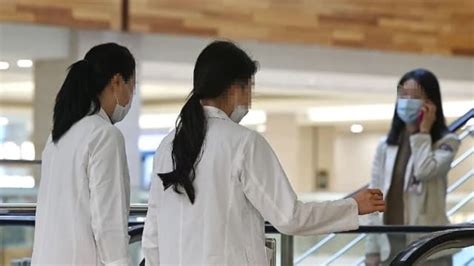 韩国实习医生和住院医生 反对扩大招生政策集体辞职 - 8world
