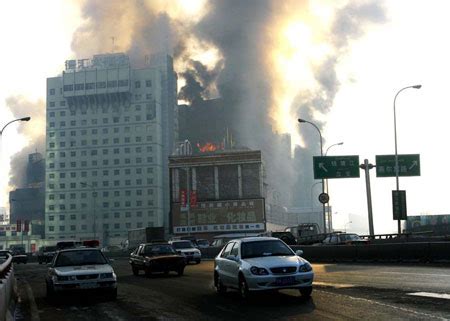 图文：乌鲁木齐德汇国际广场火灾仍在蔓延_新闻中心_新浪网