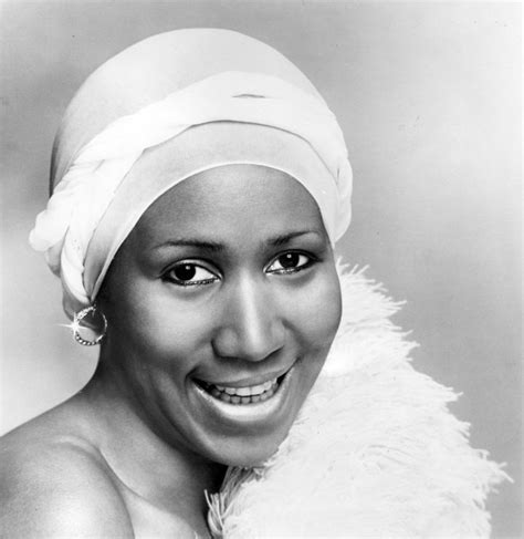 Aretha Franklin Portrait Photos: Pictures Of The Queen Of Soul Posing ...