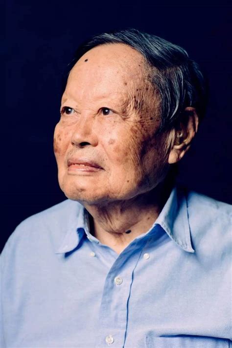 101岁杨振宁罕露面发言，满脸老年斑双眼耷拉，翁帆已陪伴他19年 - 知乎