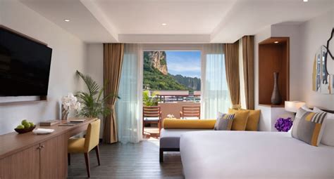 https://assets.avanihotels.com/image/upload/q_auto%2Cf_auto%2Cc_limit%2Cw_1045/media/minor/avani/images/ao-nang/avani_ao_nang_cliff_krabi_resort_guest_room_avani_superior_room_king_bed_880x475.jpg