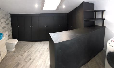 Muebles que se adaptan a los espacios: armarios en una buhardilla ...