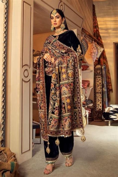 5 Beautiful Plain Suit With Heavy Dupatta Designs | Herzindagi