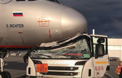俄罗斯最大机场发生严重“车祸” 加油车一头撞上大飞机 _民航_资讯_航空圈
