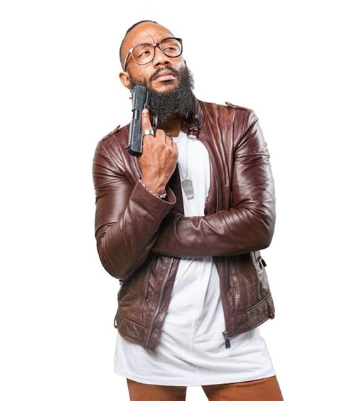 Man kratzt sich das Gesicht mit einem Gewehr | Kostenlose Foto