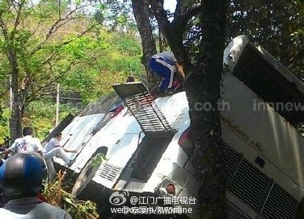 泰国普吉岛旅游客车坠崖 3中国游客死亡17人受伤_频道_凤凰网