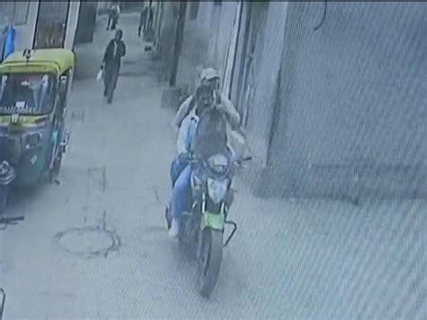 Thieves stole gold bangles from an old man in Chotila