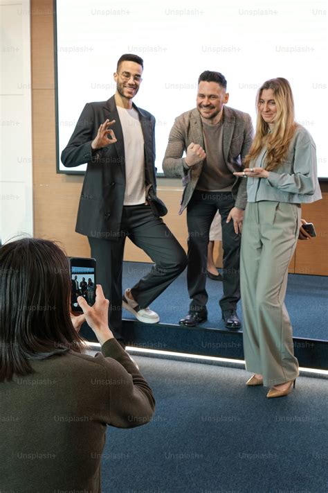 People Standing in a Group Facing 的图像结果