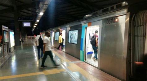 Mumbai AC Local Train 的图像结果