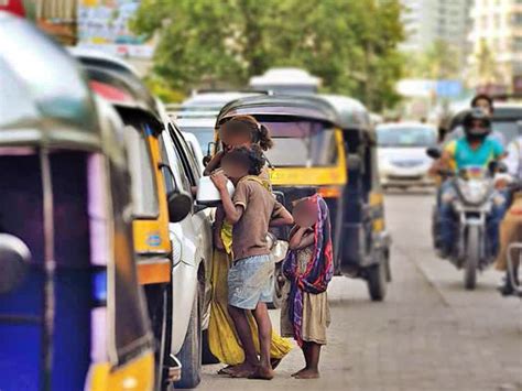 The racket of children begging at traffic signals | ટ્રાફિક સિગ્નલ પર ...