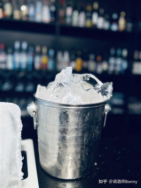 一杯调酒，最贵的居然是冰？酒吧专用级冰块自己在家怎么做？ - 知乎