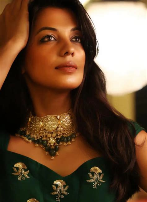 How to Wear a Choker Without Looking Overdone? (2025) – Tyaani ...