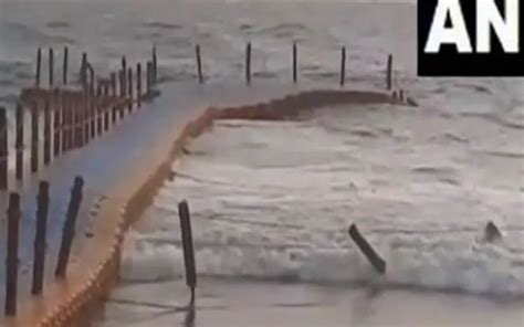 Kerala: 13 injured as wave topples floating bridge in Varkala beach