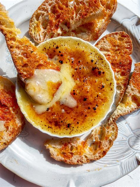 Whipped-Brie-Brulee-Spiced-Crostini-1200x1600 - Casal Mistério