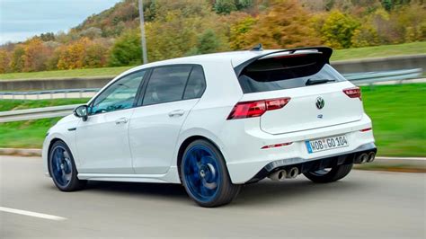 Volkswagen Golf R 20 Years (2022) vs Volkswagen Golf R32 (2002) | Top Gear