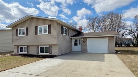 15 10th Ave NW, Bowman, ND 58623 | Homes.com