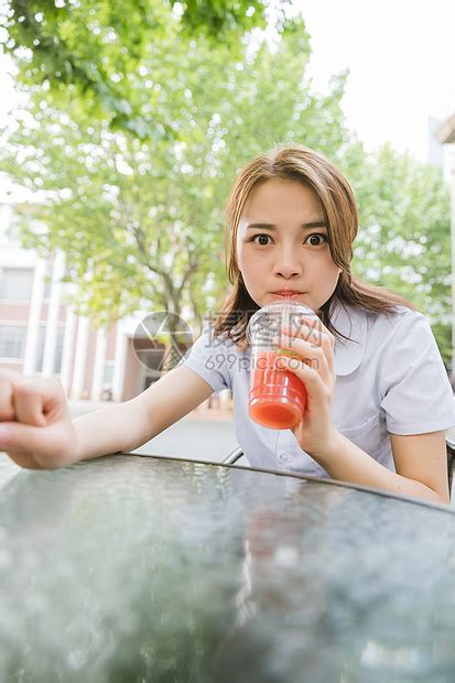 坐杯子里喝果汁的女孩元素素材下载-正版素材401523519-摄图网