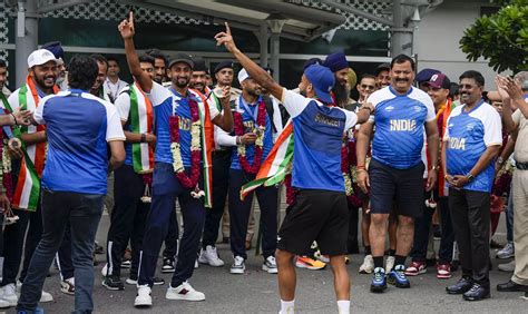 Indian hockey team members return home amid much fanfare