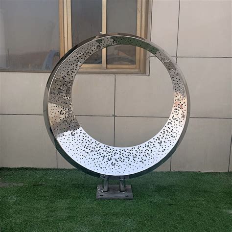 镜面不锈钢月亮雕塑、镜面的光亮度符合时代环境的审美效果图 - 鑫踏 - 九正建材网