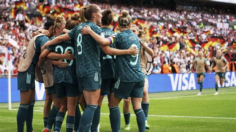 German chancellor to argue for equal pay for country's footballers - ESPN