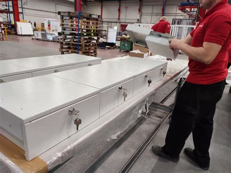 Metal Box Machine 的图像结果