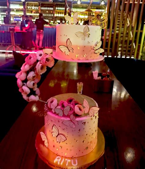 Hanging Cakes in Kolkata Online - Cakes and Bakes