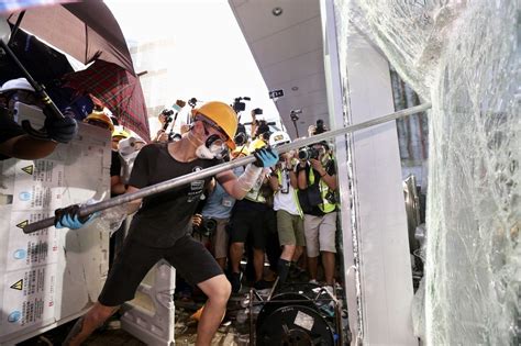 香港店铺被暴徒砸四次 店主:不会对恶势力低头 -6park.com