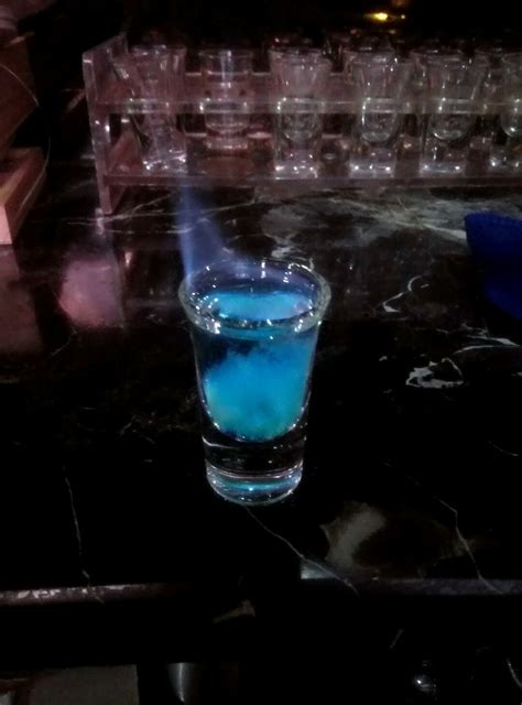 蓝色水母鸡尾酒怎么做_蓝色水母鸡尾酒的做法_豆果美食