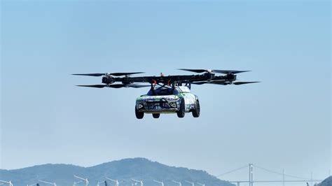 Carro voador chinês com hélices retráteis levanta voo e lembra drone