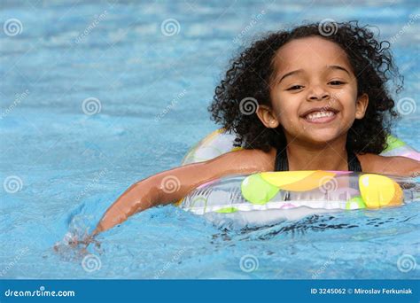 Child Swimming 的图像结果