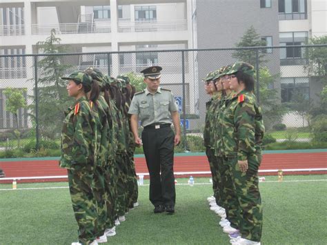 2019级军训教官队授衔仪式在马坡岭校区举行-湖南生物机电职业技术学院