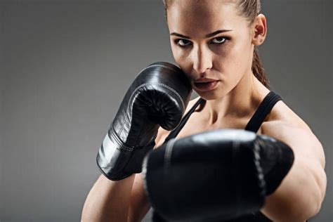 女高中生戴着拳击手套强大力量概念高清图片下载-正版图片500899991-摄图网
