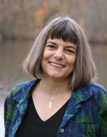 Cinda Williams Chima frase: “No basta con distinguir el bien del mal ...