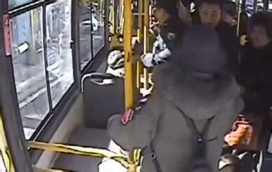女乘客公交车上殴打驾驶员 警方：女子持有精神残疾证明